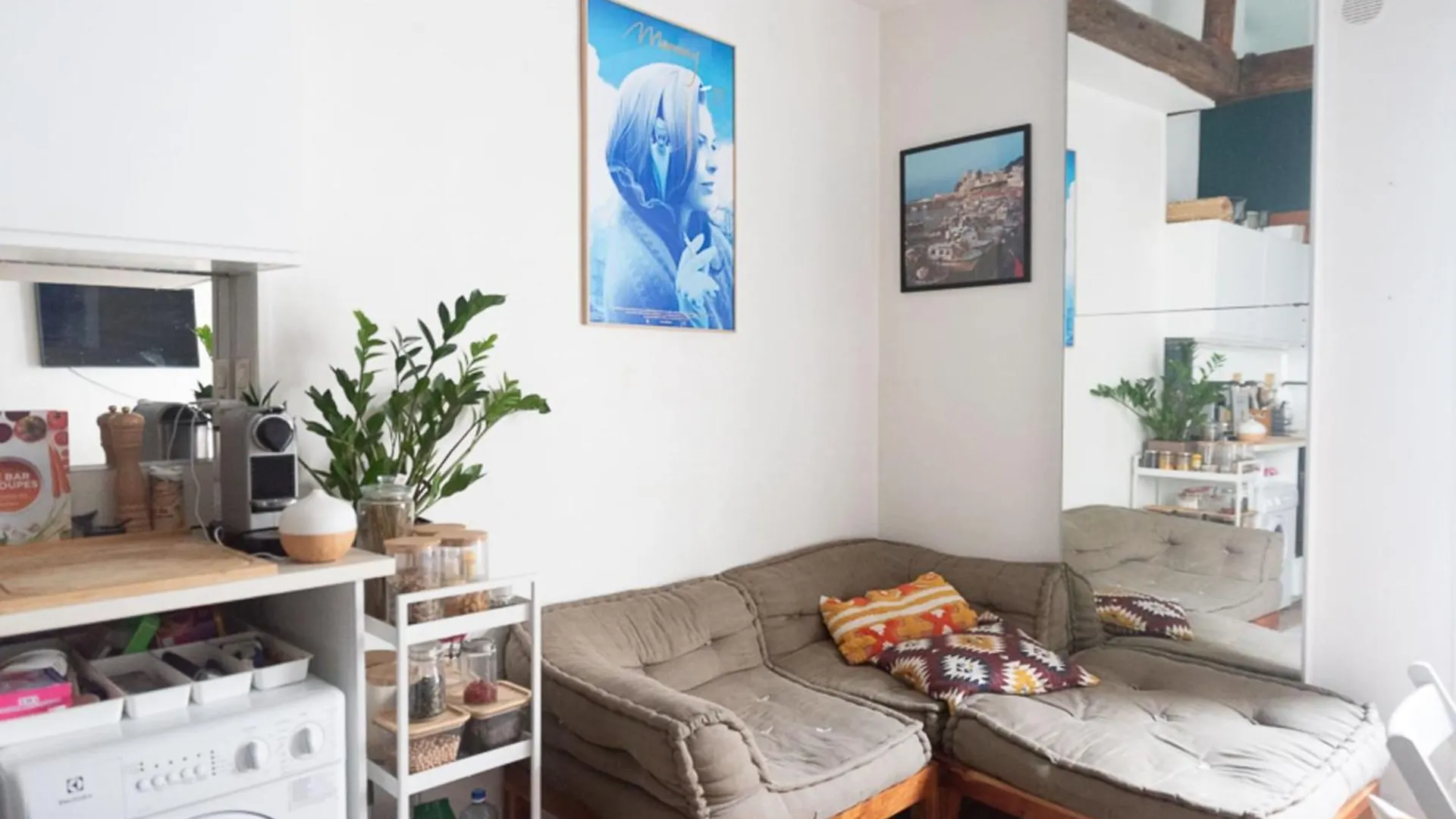 Charming Studio For Two In The 10Th contacts